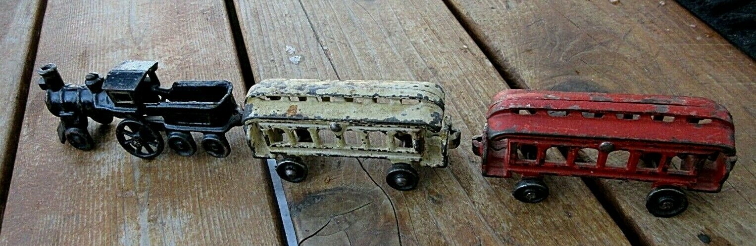 ANTIQUE CAST IRON ARCADE TRAIN LOCOMOTIVE WITH TENDER & 2 PASSENGER ...
